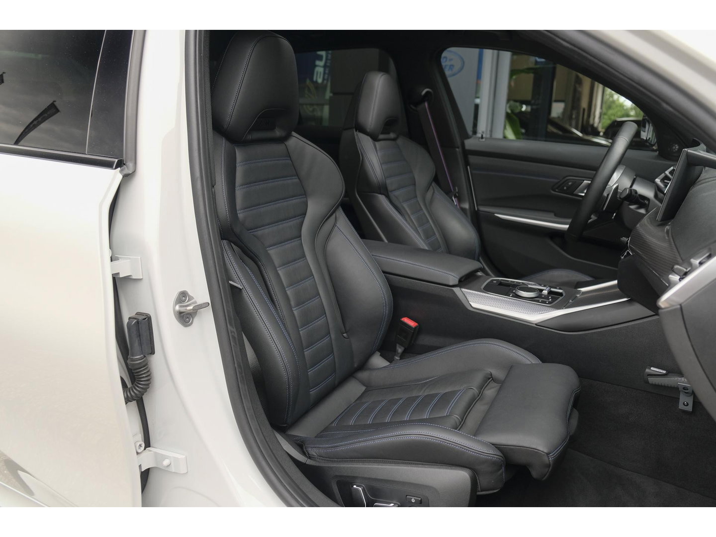 BMW 3 Serie Touring 330e xDrive M-sport M3 stoelen Panoramadak *SOH 98%* Memory *BTW* Black pack NLauto 19" LMV