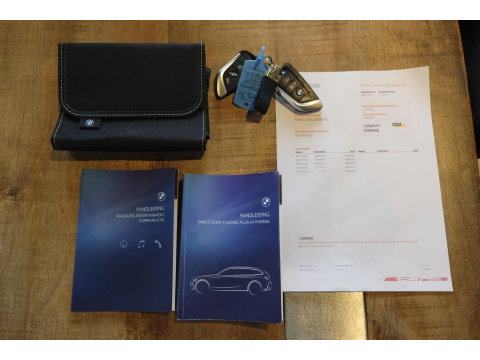 BMW 3 Serie Touring 330e xDrive M-sport M3 stoelen Panoramadak *SOH 98%* Memory *BTW* Black pack NLauto 19" LMV