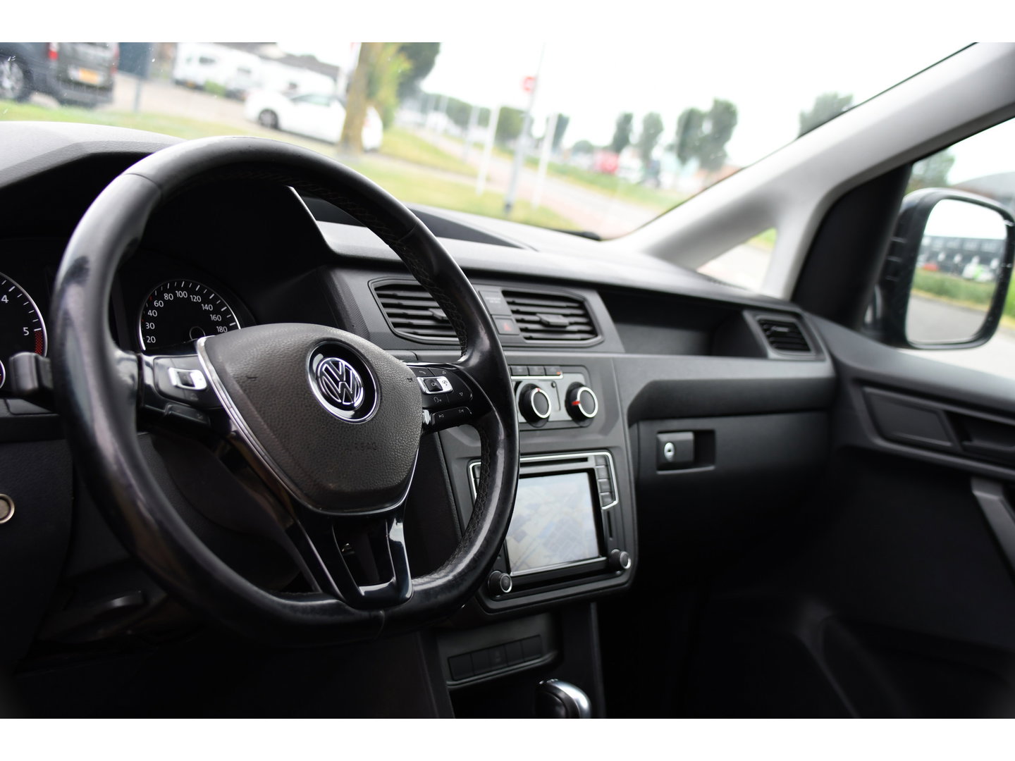 Volkswagen Caddy 2.0 TDI L2H1 Maxi Highline Cruise, Leder, LED,  Automaat, multimedia, 150pk, NAVI, Trekhaak, Sensoren, Voorruit verwarming, Uniek!