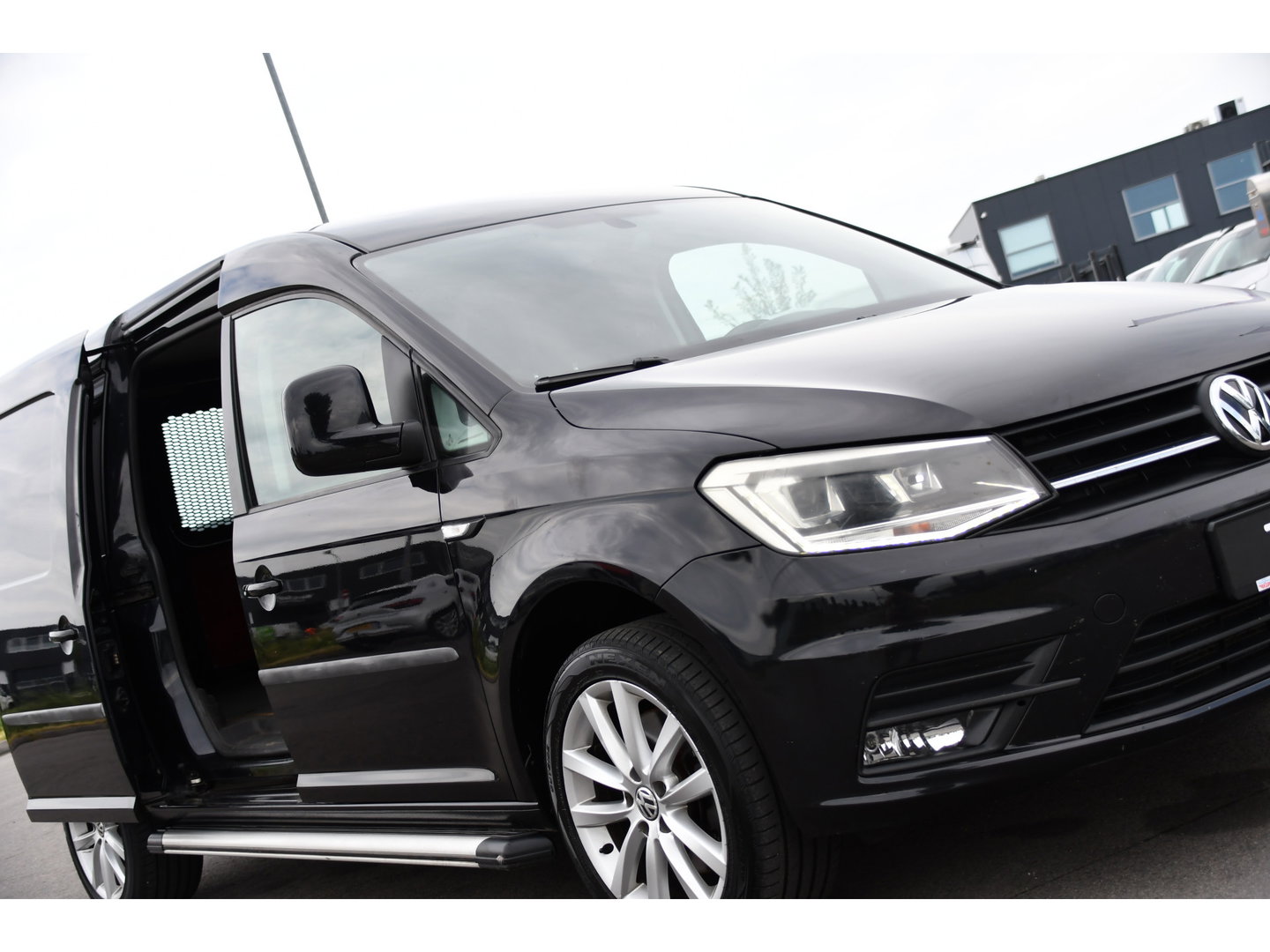 Volkswagen Caddy 2.0 TDI L2H1 Maxi Highline Cruise, Leder, LED,  Automaat, multimedia, 150pk, NAVI, Trekhaak, Sensoren, Voorruit verwarming, Uniek!