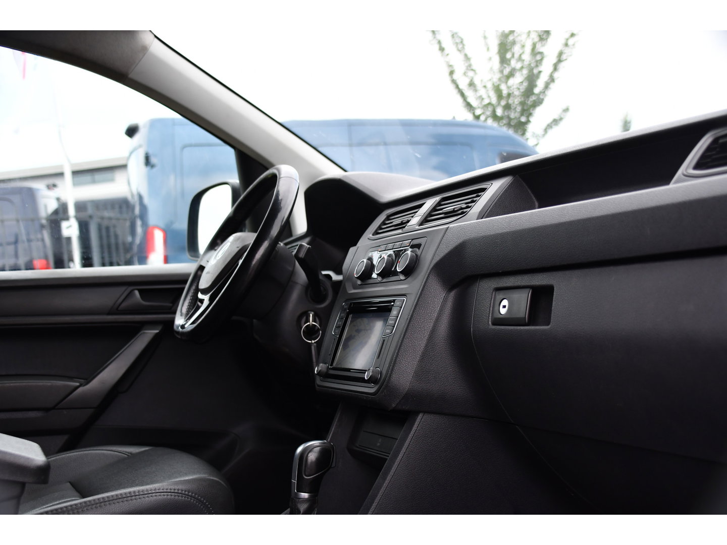 Volkswagen Caddy 2.0 TDI L2H1 Maxi Highline Cruise, Leder, LED,  Automaat, multimedia, 150pk, NAVI, Trekhaak, Sensoren, Voorruit verwarming, Uniek!