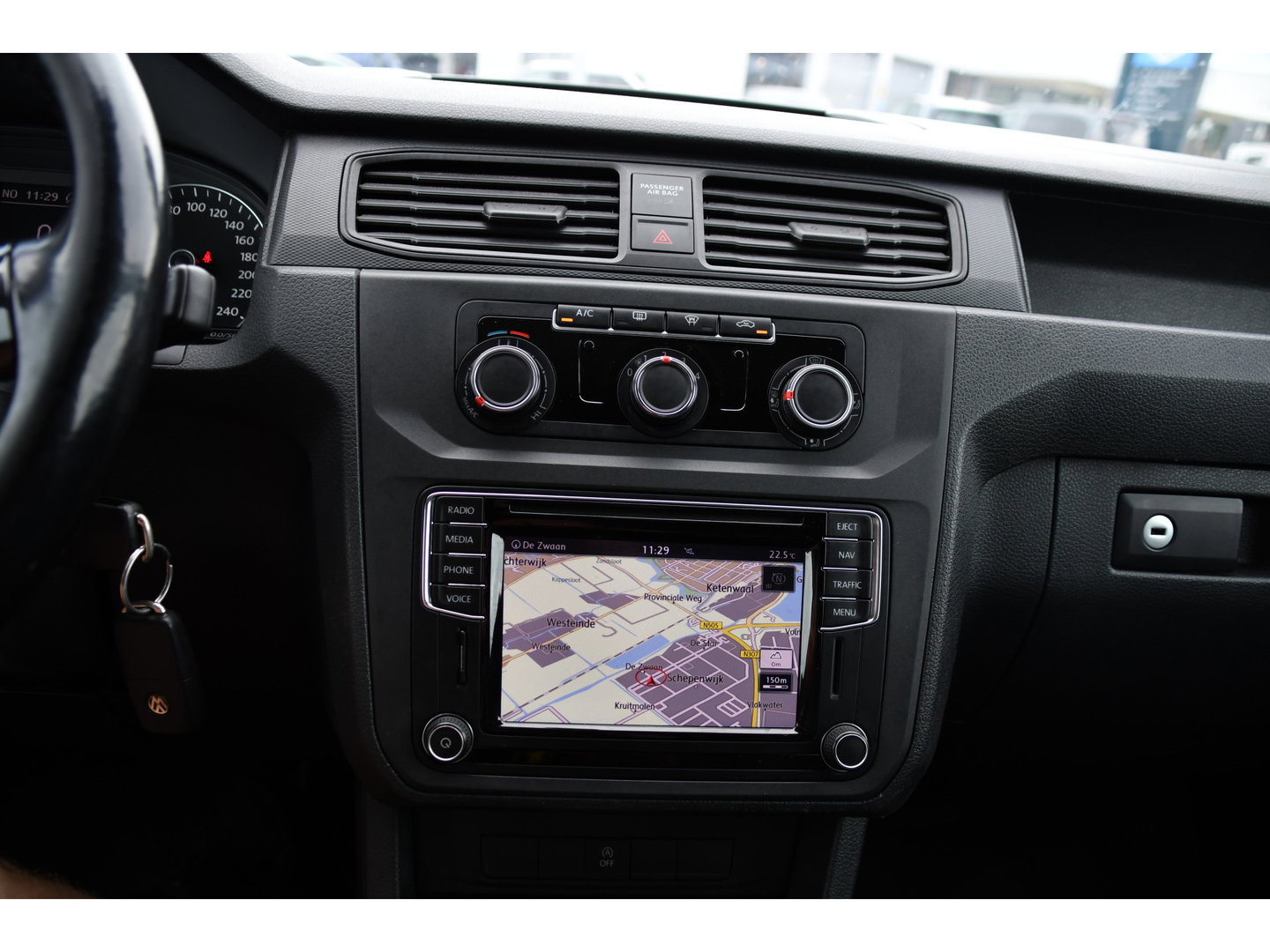 Volkswagen Caddy 2.0 TDI L2H1 Maxi Highline Cruise, Leder, LED,  Automaat, multimedia, 150pk, NAVI, Trekhaak, Sensoren, Voorruit verwarming, Uniek!