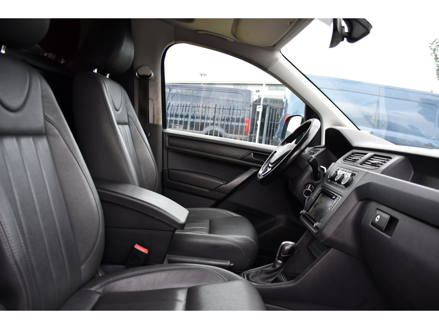 Volkswagen Caddy 2.0 TDI L2H1 Maxi Highline Cruise, Leder, LED,  Automaat, multimedia, 150pk, NAVI, Trekhaak, Sensoren, Voorruit verwarming, Uniek!