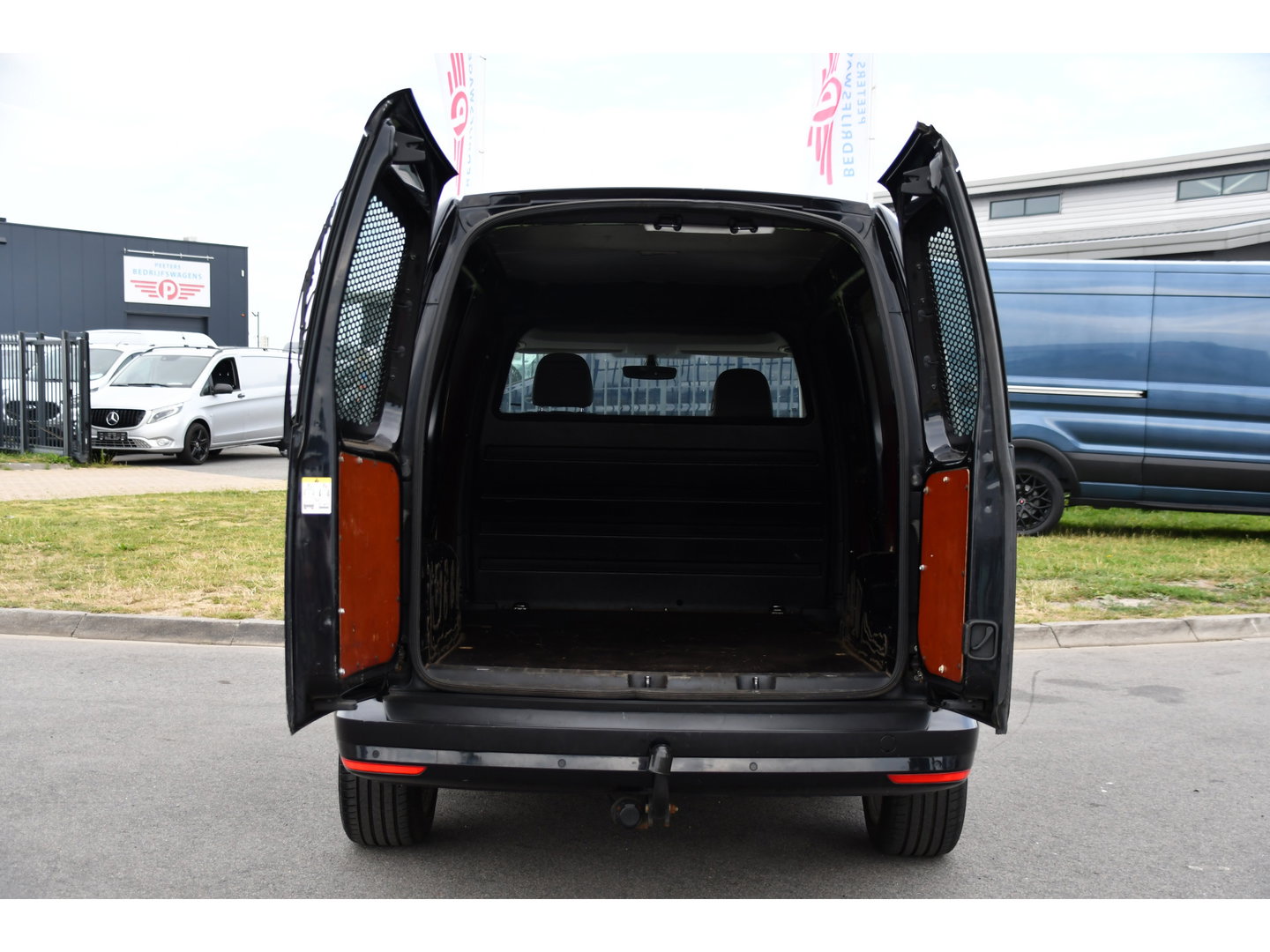 Volkswagen Caddy 2.0 TDI L2H1 Maxi Highline Cruise, Leder, LED,  Automaat, multimedia, 150pk, NAVI, Trekhaak, Sensoren, Voorruit verwarming, Uniek!