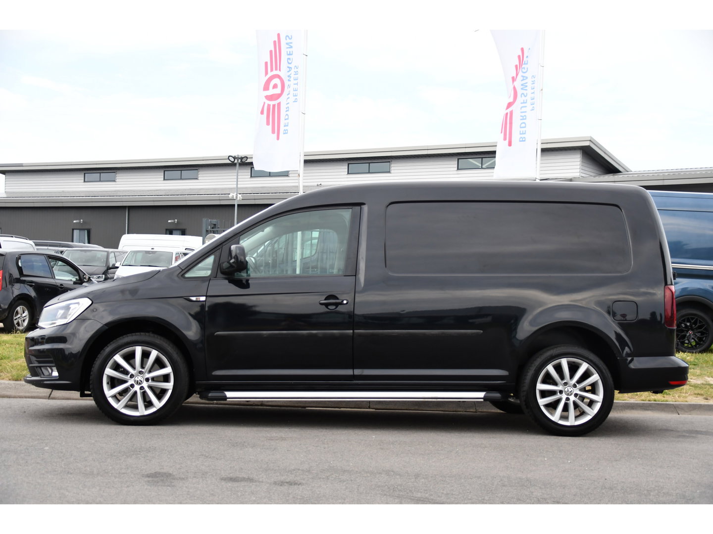 Volkswagen Caddy 2.0 TDI L2H1 Maxi Highline Cruise, Leder, LED,  Automaat, multimedia, 150pk, NAVI, Trekhaak, Sensoren, Voorruit verwarming, Uniek!
