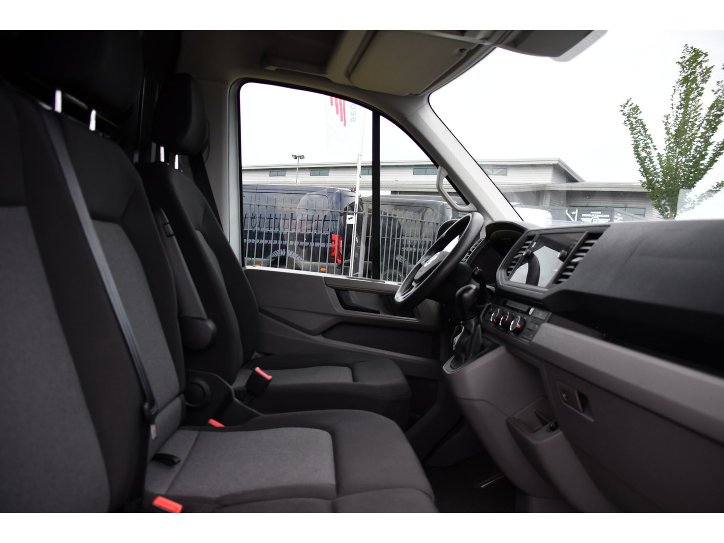 Volkswagen Crafter 35 2.0 TDI L3H3 PB Edition Camera, Cruise, Carplay, LED, 177pk, Automaat, Multimedia, Standkachel, Sensoren, Uniek!