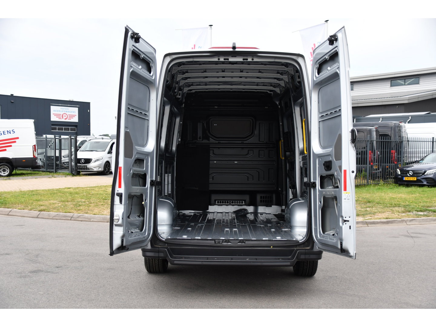 Volkswagen Crafter 35 2.0 TDI L3H3 PB Edition Camera, Cruise, Carplay, LED, 177pk, Automaat, Multimedia, Standkachel, Sensoren, Uniek!