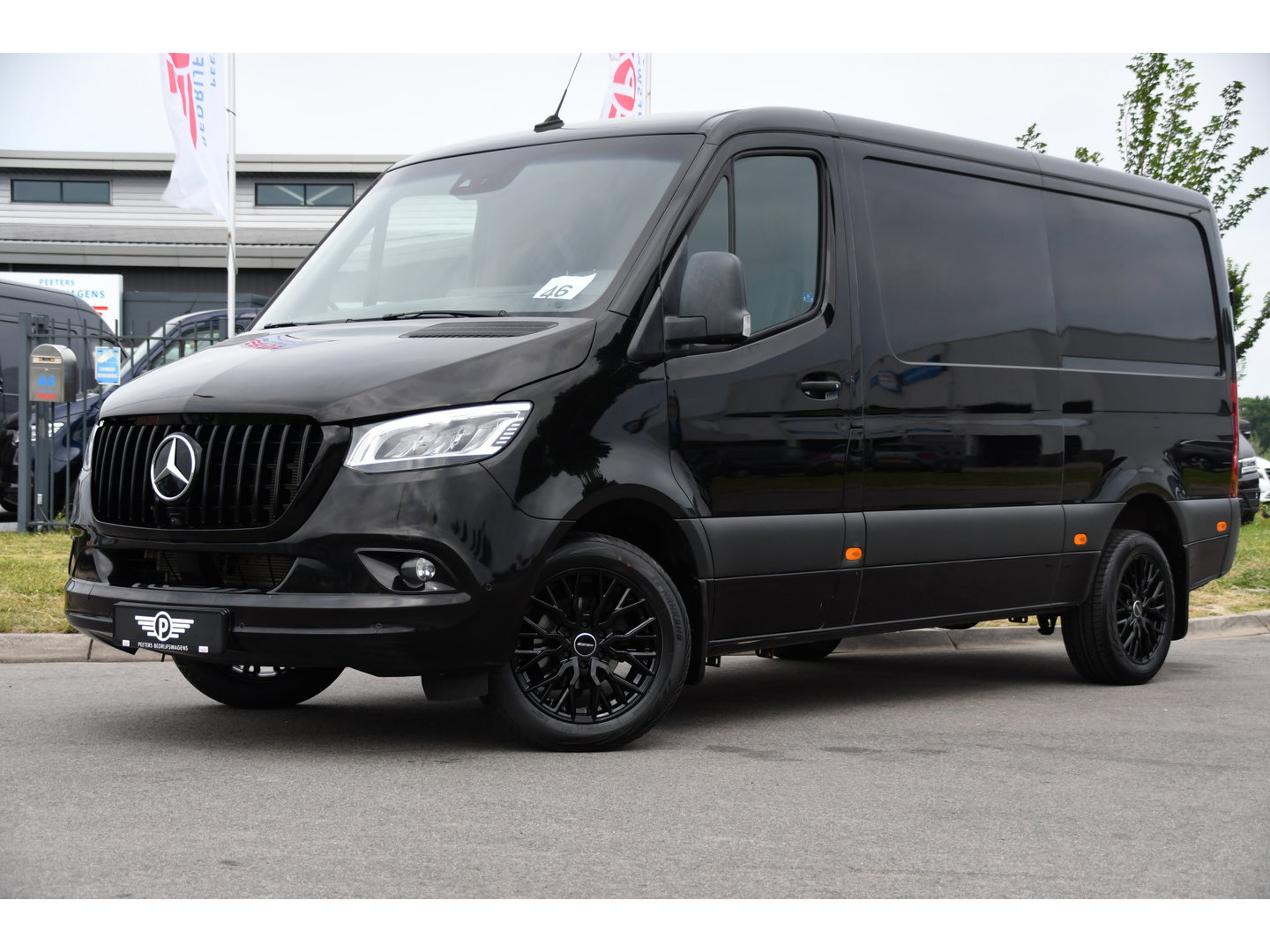 Mercedes-Benz Sprinter 319 V6 3.0 CDI L2H1 Black Edition FULL OTPIONS! Adaptieve Cruise, 360 Camera, Carplay, Leder, LED, 10,5'' Mbux, Trekhaak, 190pk, Automaat, Uniek!