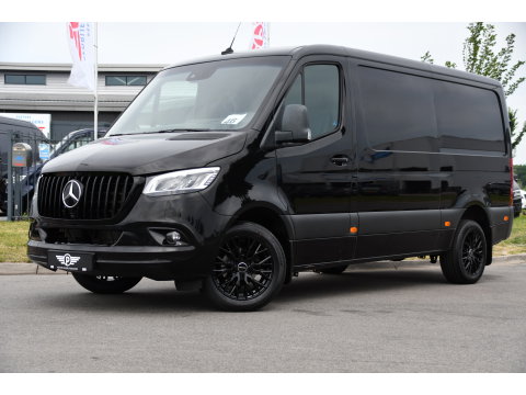 Mercedes-Benz Sprinter 319 V6 3.0 CDI L2H1 Black Edition FULL OTPIONS! Adaptieve Cruise, 360 Camera, Carplay, Leder, LED, 10,5'' Mbux, Trekhaak, 190pk, Automaat, Uniek!
