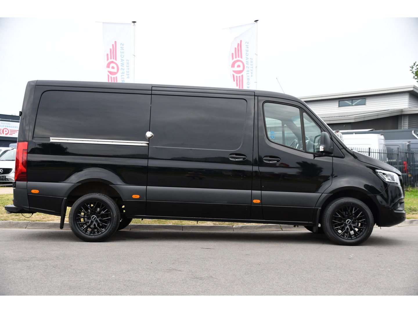 Mercedes-Benz Sprinter 319 V6 3.0 CDI L2H1 Black Edition FULL OTPIONS! Adaptieve Cruise, 360 Camera, Carplay, Leder, LED, 10,5'' Mbux, Trekhaak, 190pk, Automaat, Uniek!