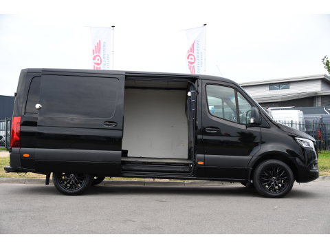 Mercedes-Benz Sprinter 319 V6 3.0 CDI L2H1 Black Edition FULL OTPIONS! Adaptieve Cruise, 360 Camera, Carplay, Leder, LED, 10,5'' Mbux, Trekhaak, 190pk, Automaat, Uniek!