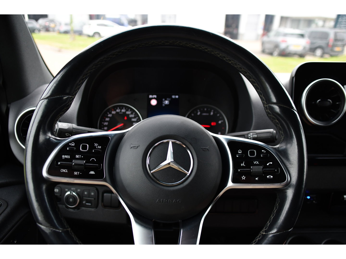 Mercedes-Benz Sprinter 319 V6 3.0 CDI L2H1 Black Edition FULL OTPIONS! Adaptieve Cruise, 360 Camera, Carplay, Leder, LED, 10,5'' Mbux, Trekhaak, 190pk, Automaat, Uniek!