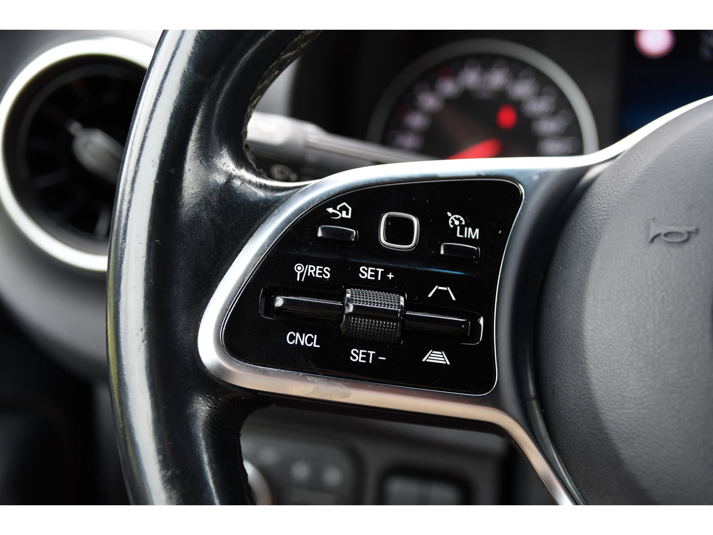 Mercedes-Benz Sprinter 319 V6 3.0 CDI L2H1 Black Edition FULL OTPIONS! Adaptieve Cruise, 360 Camera, Carplay, Leder, LED, 10,5'' Mbux, Trekhaak, 190pk, Automaat, Uniek!