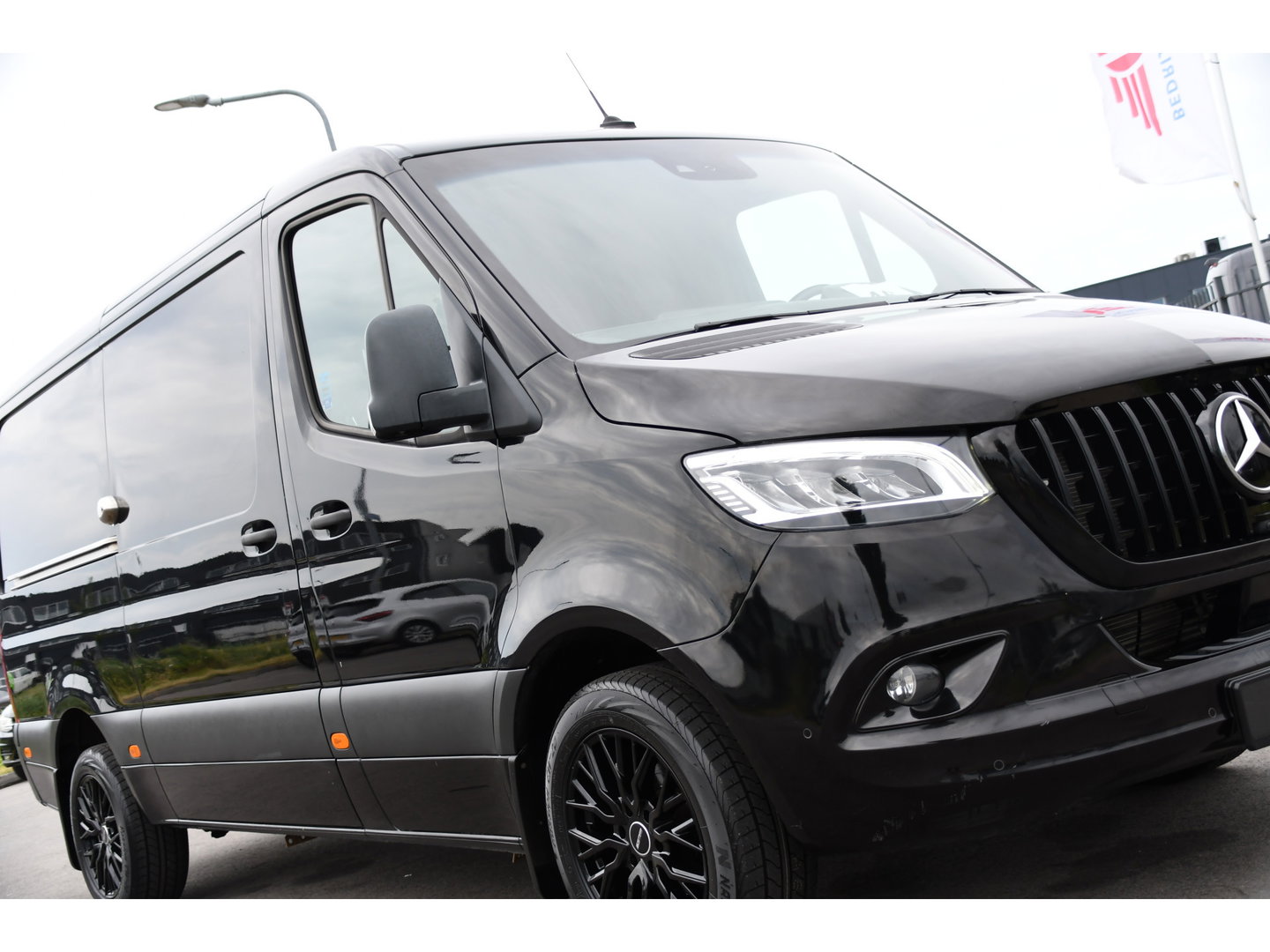 Mercedes-Benz Sprinter 319 V6 3.0 CDI L2H1 Black Edition FULL OTPIONS! Adaptieve Cruise, 360 Camera, Carplay, Leder, LED, 10,5'' Mbux, Trekhaak, 190pk, Automaat, Uniek!
