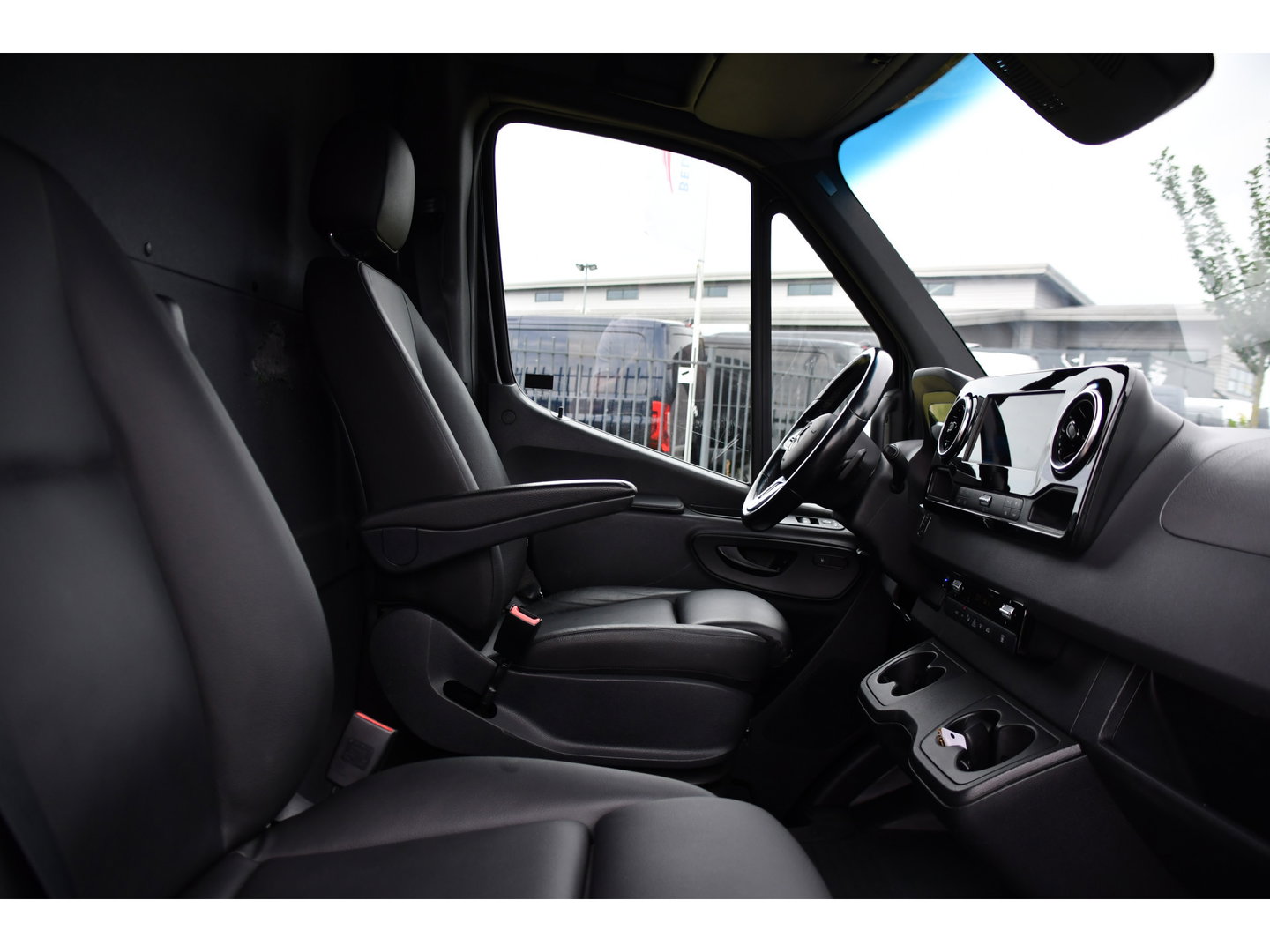 Mercedes-Benz Sprinter 319 V6 3.0 CDI L2H1 Black Edition FULL OTPIONS! Adaptieve Cruise, 360 Camera, Carplay, Leder, LED, 10,5'' Mbux, Trekhaak, 190pk, Automaat, Uniek!