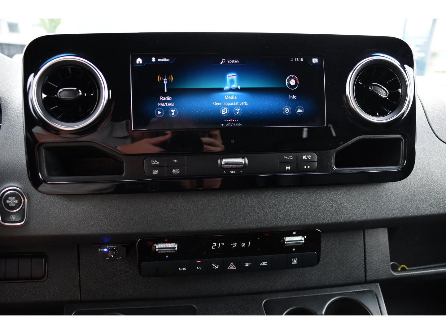 Mercedes-Benz Sprinter 319 V6 3.0 CDI L2H1 Black Edition FULL OTPIONS! Adaptieve Cruise, 360 Camera, Carplay, Leder, LED, 10,5'' Mbux, Trekhaak, 190pk, Automaat, Uniek!