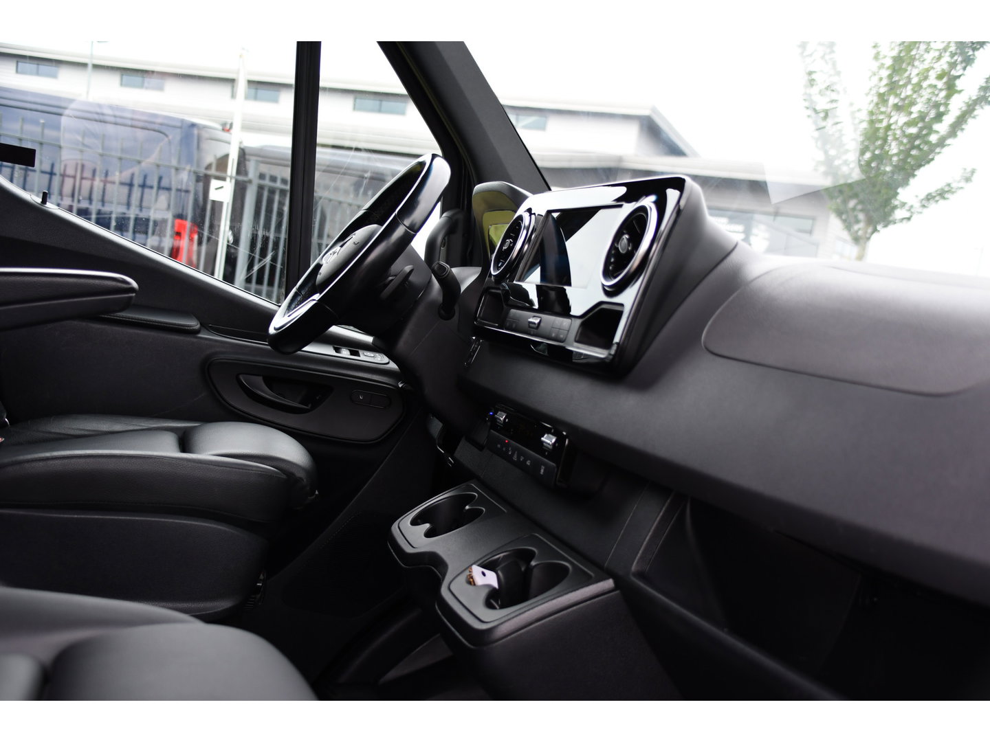 Mercedes-Benz Sprinter 319 V6 3.0 CDI L2H1 Black Edition FULL OTPIONS! Adaptieve Cruise, 360 Camera, Carplay, Leder, LED, 10,5'' Mbux, Trekhaak, 190pk, Automaat, Uniek!
