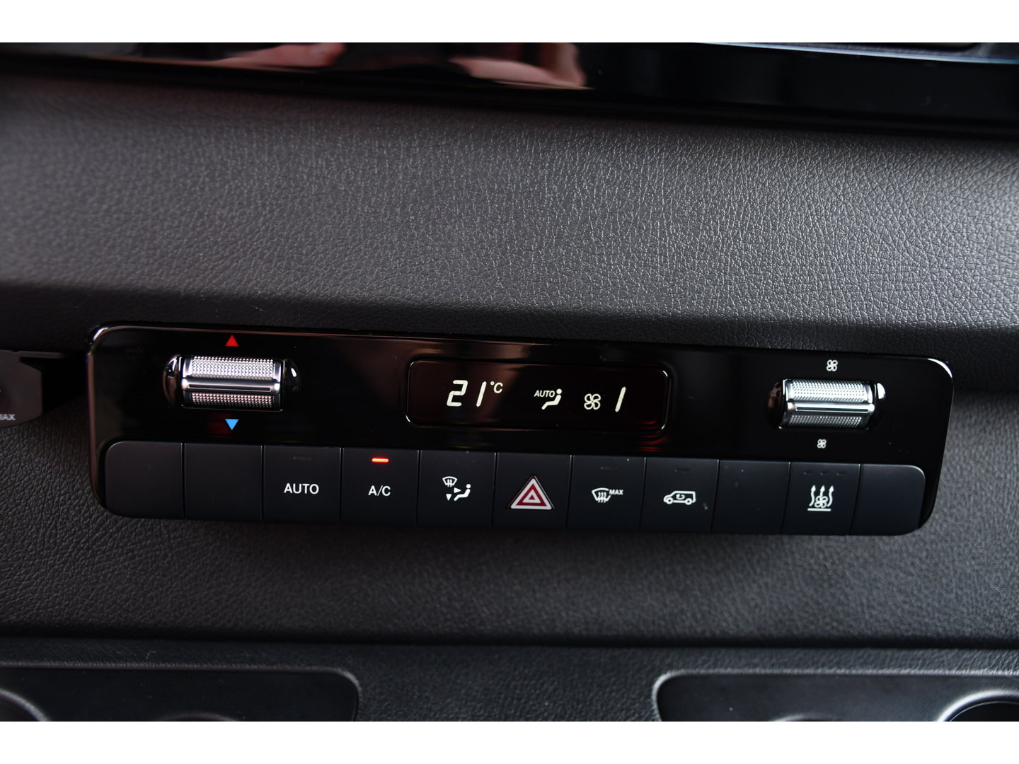 Mercedes-Benz Sprinter 319 V6 3.0 CDI L2H1 Black Edition FULL OTPIONS! Adaptieve Cruise, 360 Camera, Carplay, Leder, LED, 10,5'' Mbux, Trekhaak, 190pk, Automaat, Uniek!