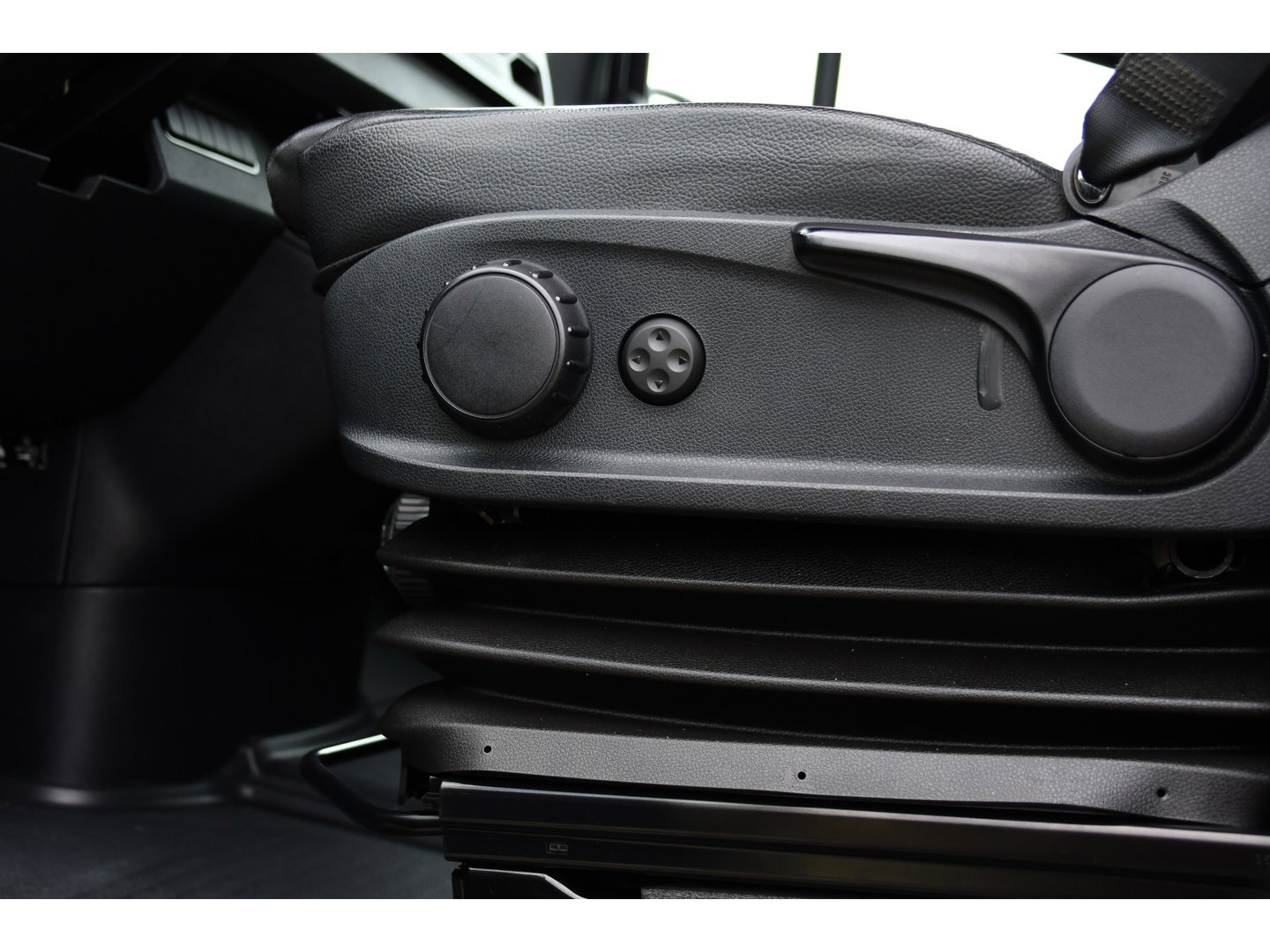 Mercedes-Benz Sprinter 319 V6 3.0 CDI L2H1 Black Edition FULL OTPIONS! Adaptieve Cruise, 360 Camera, Carplay, Leder, LED, 10,5'' Mbux, Trekhaak, 190pk, Automaat, Uniek!