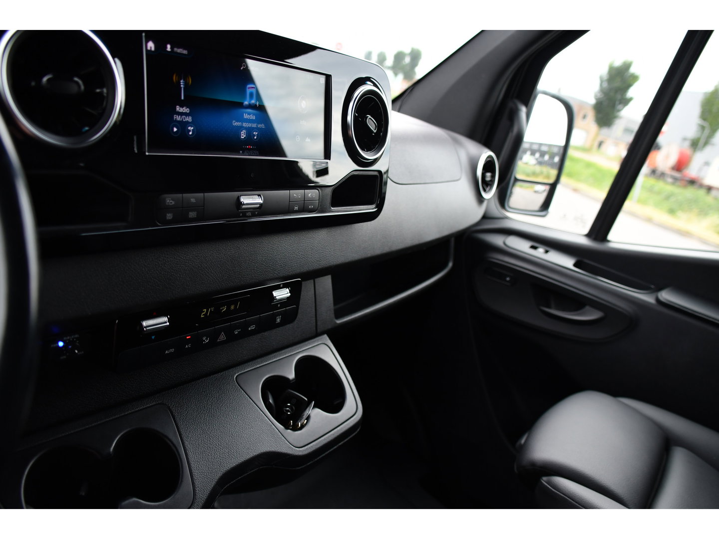 Mercedes-Benz Sprinter 319 V6 3.0 CDI L2H1 Black Edition FULL OTPIONS! Adaptieve Cruise, 360 Camera, Carplay, Leder, LED, 10,5'' Mbux, Trekhaak, 190pk, Automaat, Uniek!