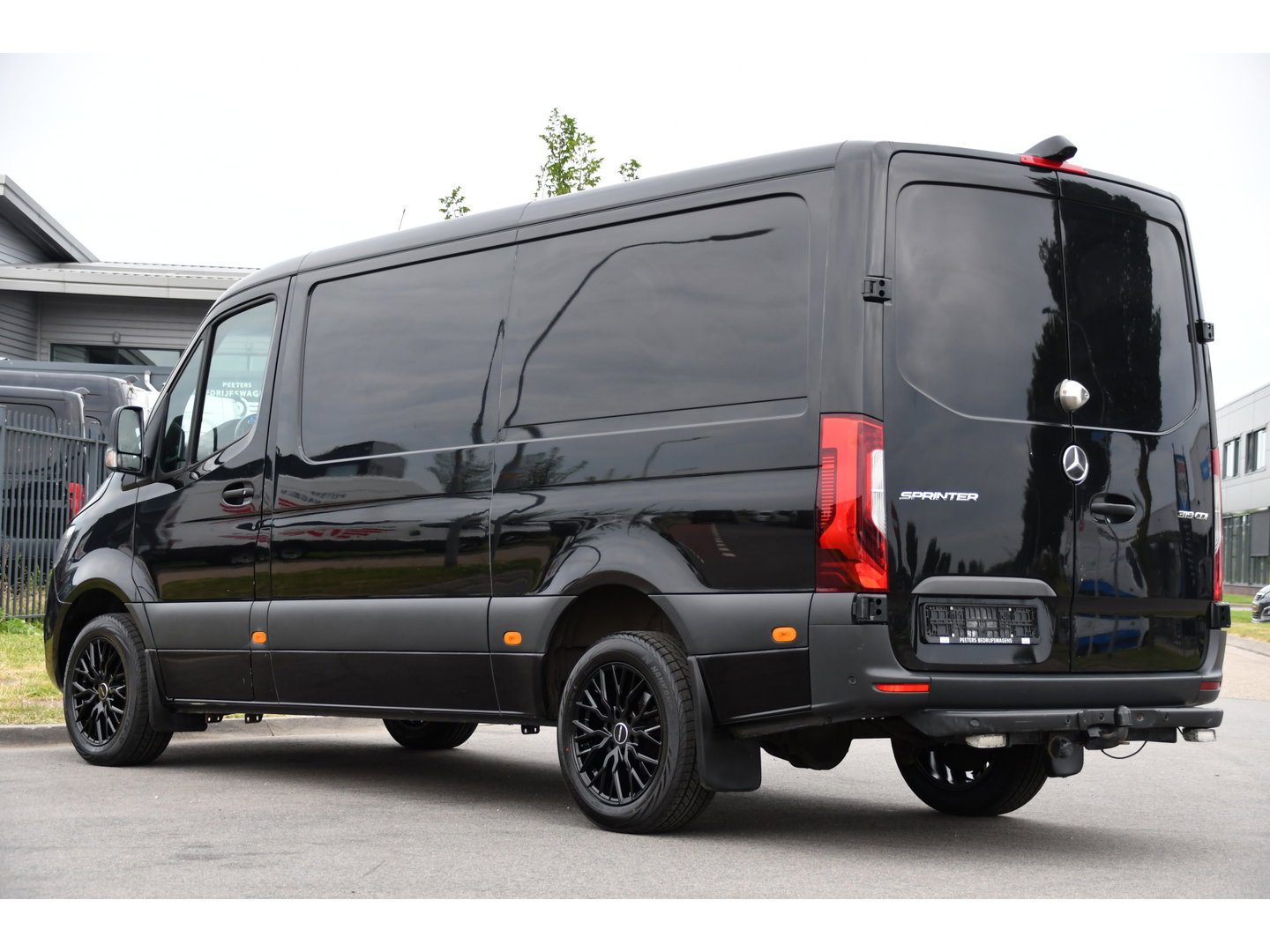 Mercedes-Benz Sprinter 319 V6 3.0 CDI L2H1 Black Edition FULL OTPIONS! Adaptieve Cruise, 360 Camera, Carplay, Leder, LED, 10,5'' Mbux, Trekhaak, 190pk, Automaat, Uniek!