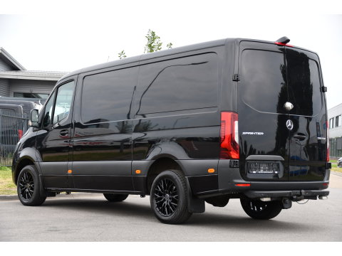 Mercedes-Benz Sprinter 319 V6 3.0 CDI L2H1 Black Edition FULL OTPIONS! Adaptieve Cruise, 360 Camera, Carplay, Leder, LED, 10,5'' Mbux, Trekhaak, 190pk, Automaat, Uniek!