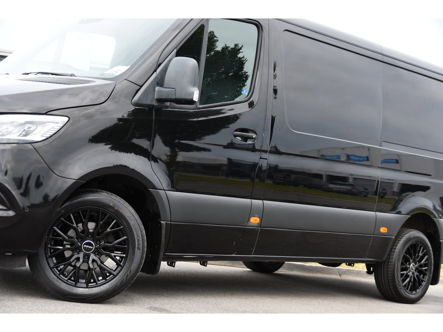 Mercedes-Benz Sprinter 319 V6 3.0 CDI L2H1 Black Edition FULL OTPIONS! Adaptieve Cruise, 360 Camera, Carplay, Leder, LED, 10,5'' Mbux, Trekhaak, 190pk, Automaat, Uniek!