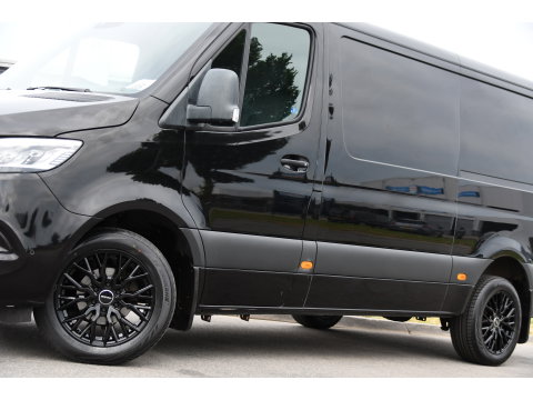 Mercedes-Benz Sprinter 319 V6 3.0 CDI L2H1 Black Edition FULL OTPIONS! Adaptieve Cruise, 360 Camera, Carplay, Leder, LED, 10,5'' Mbux, Trekhaak, 190pk, Automaat, Uniek!