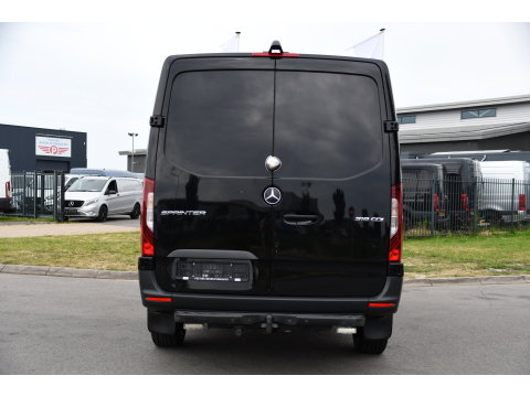 Mercedes-Benz Sprinter 319 V6 3.0 CDI L2H1 Black Edition FULL OTPIONS! Adaptieve Cruise, 360 Camera, Carplay, Leder, LED, 10,5'' Mbux, Trekhaak, 190pk, Automaat, Uniek!