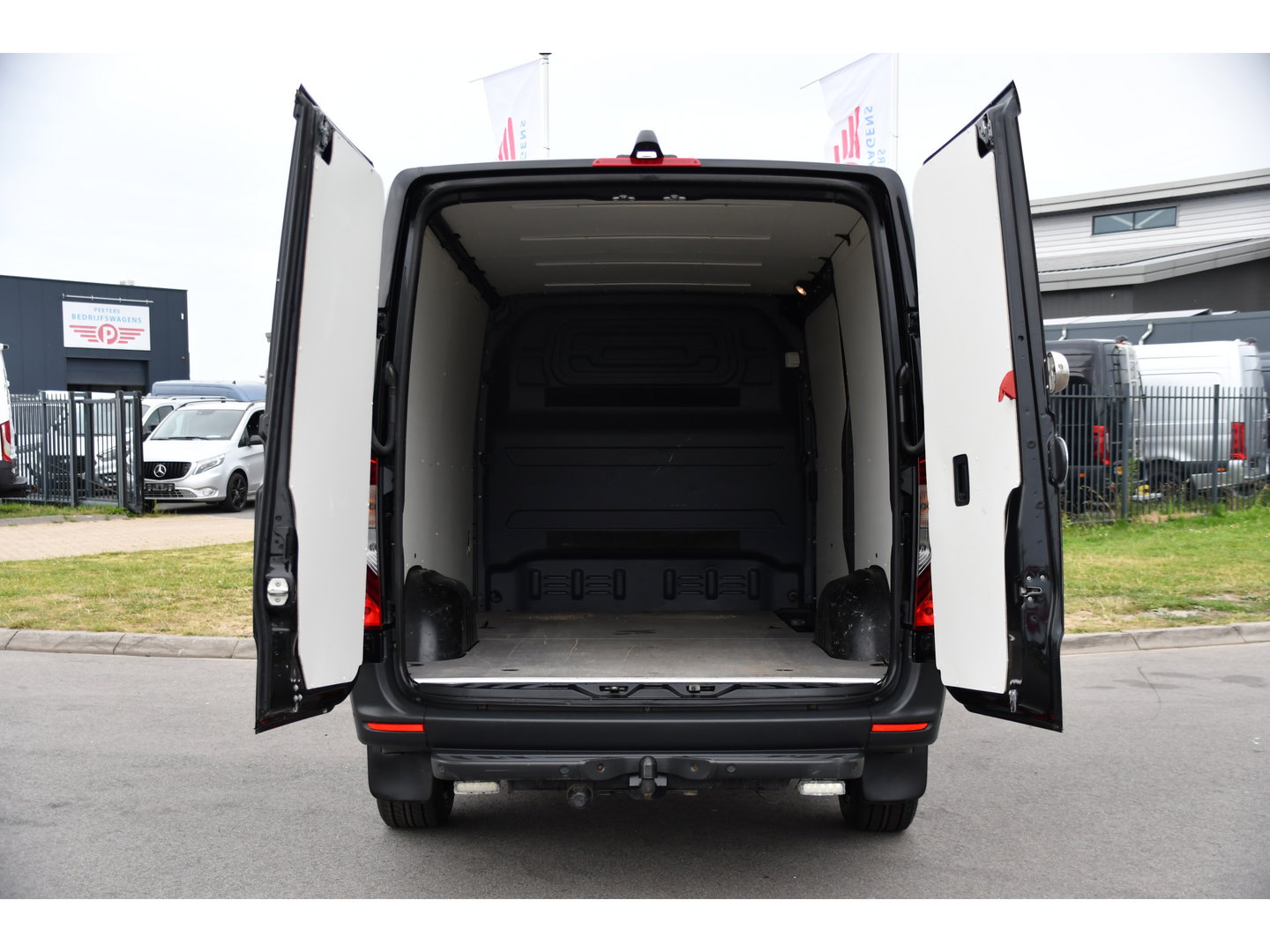 Mercedes-Benz Sprinter 319 V6 3.0 CDI L2H1 Black Edition FULL OTPIONS! Adaptieve Cruise, 360 Camera, Carplay, Leder, LED, 10,5'' Mbux, Trekhaak, 190pk, Automaat, Uniek!