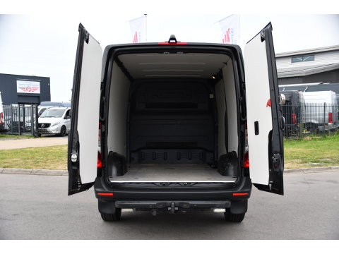 Mercedes-Benz Sprinter 319 V6 3.0 CDI L2H1 Black Edition FULL OTPIONS! Adaptieve Cruise, 360 Camera, Carplay, Leder, LED, 10,5'' Mbux, Trekhaak, 190pk, Automaat, Uniek!