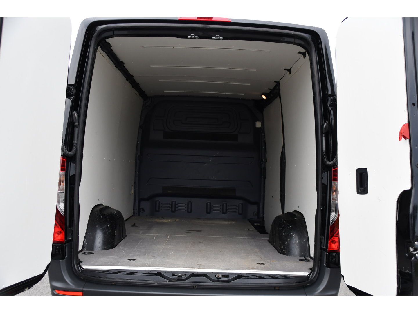 Mercedes-Benz Sprinter 319 V6 3.0 CDI L2H1 Black Edition FULL OTPIONS! Adaptieve Cruise, 360 Camera, Carplay, Leder, LED, 10,5'' Mbux, Trekhaak, 190pk, Automaat, Uniek!