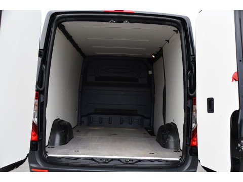 Mercedes-Benz Sprinter 319 V6 3.0 CDI L2H1 Black Edition FULL OTPIONS! Adaptieve Cruise, 360 Camera, Carplay, Leder, LED, 10,5'' Mbux, Trekhaak, 190pk, Automaat, Uniek!