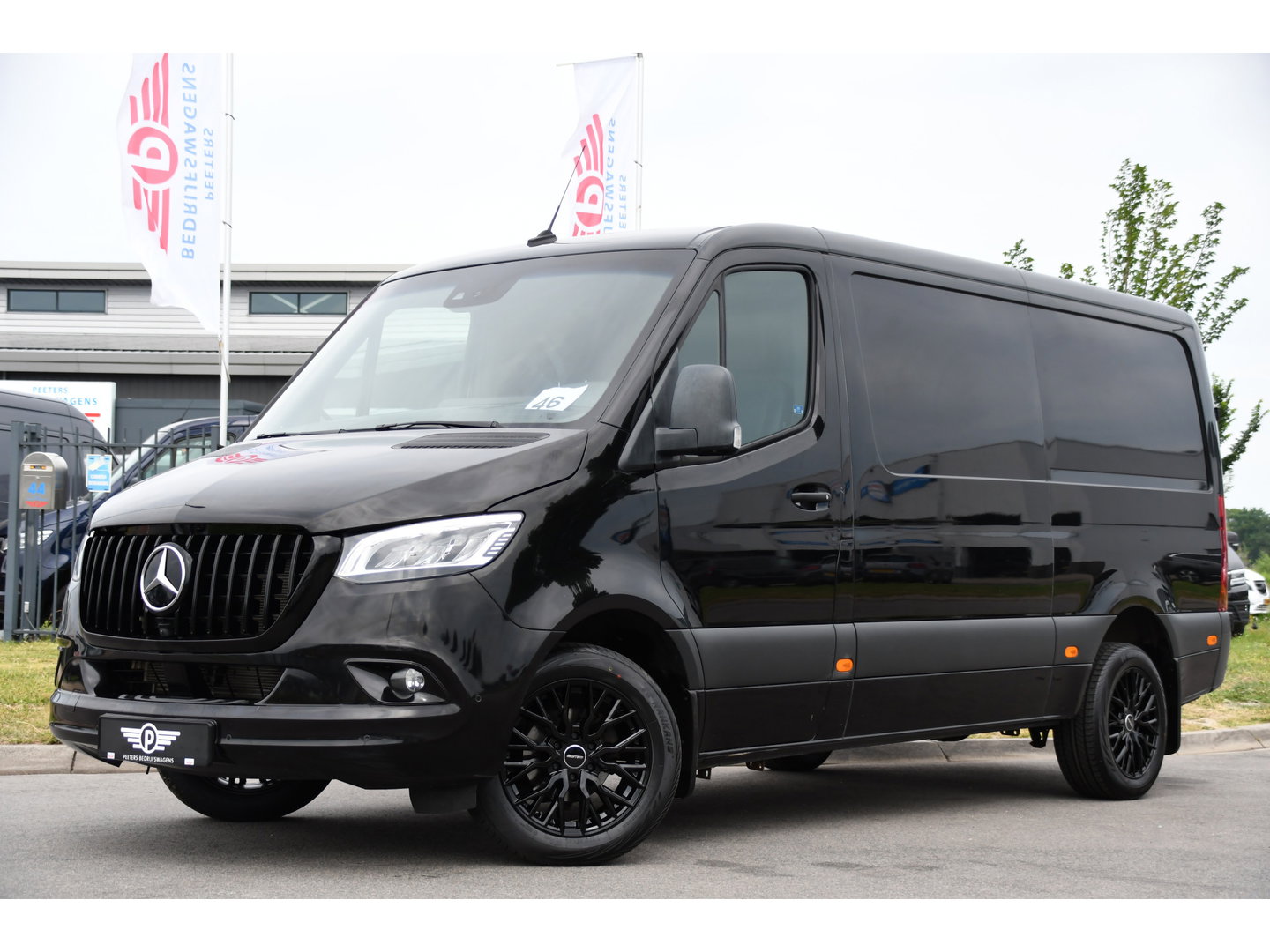 Mercedes-Benz Sprinter 319 V6 3.0 CDI L2H1 Black Edition FULL OTPIONS! Adaptieve Cruise, 360 Camera, Carplay, Leder, LED, 10,5'' Mbux, Trekhaak, 190pk, Automaat, Uniek!