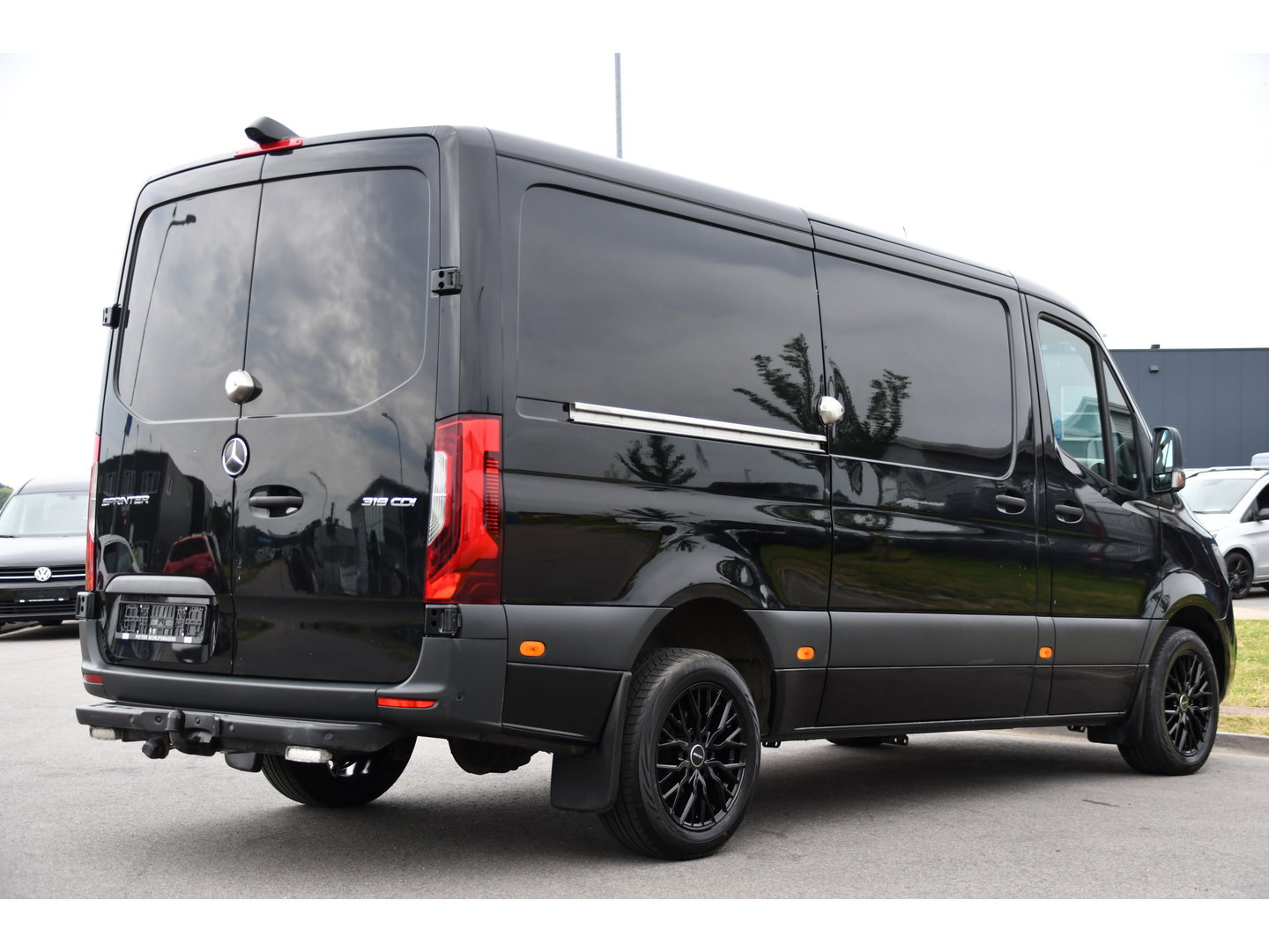 Mercedes-Benz Sprinter 319 V6 3.0 CDI L2H1 Black Edition FULL OTPIONS! Adaptieve Cruise, 360 Camera, Carplay, Leder, LED, 10,5'' Mbux, Trekhaak, 190pk, Automaat, Uniek!