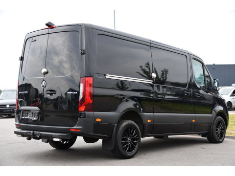 Mercedes-Benz Sprinter 319 V6 3.0 CDI L2H1 Black Edition FULL OTPIONS! Adaptieve Cruise, 360 Camera, Carplay, Leder, LED, 10,5'' Mbux, Trekhaak, 190pk, Automaat, Uniek!