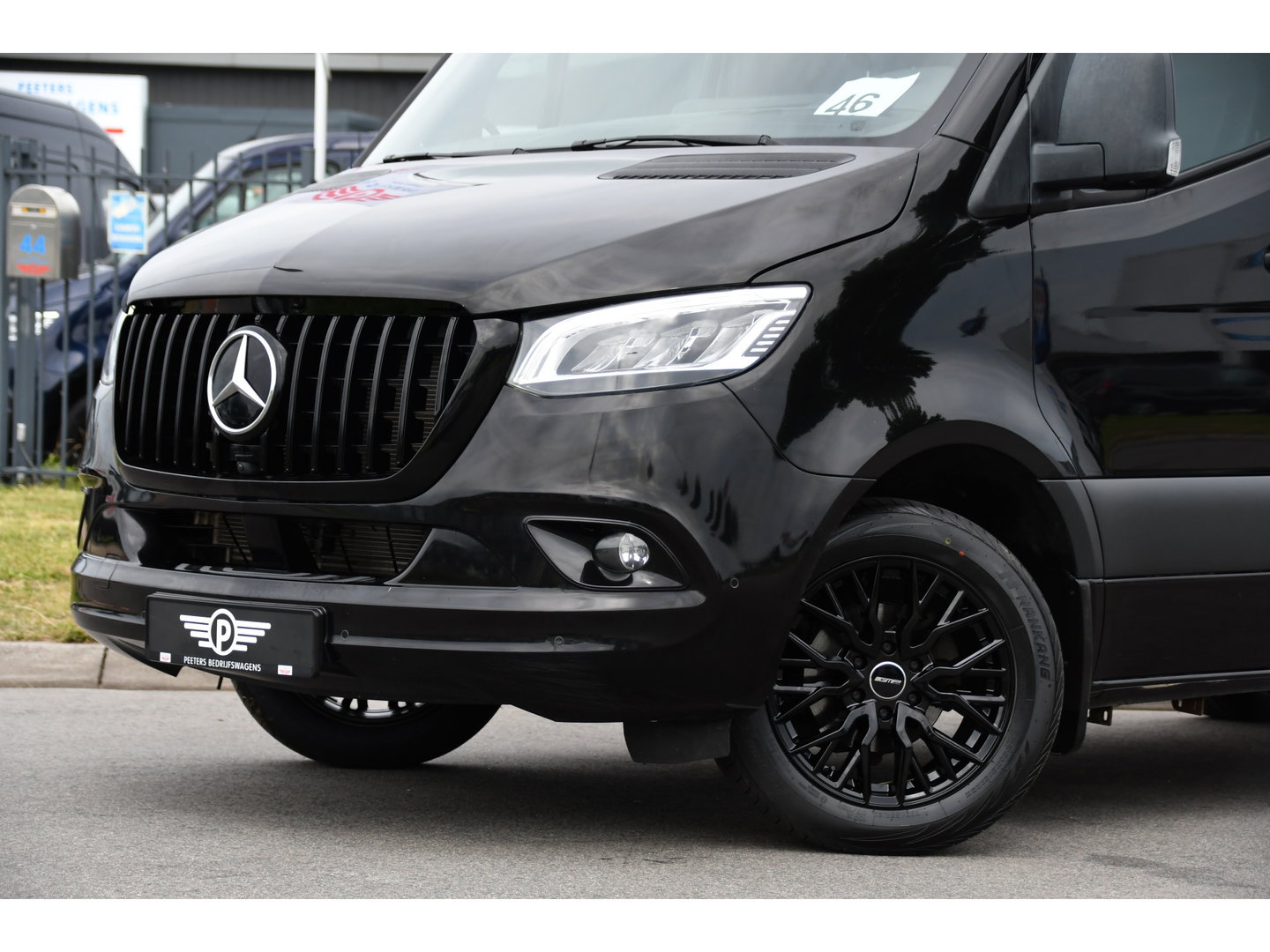 Mercedes-Benz Sprinter 319 V6 3.0 CDI L2H1 Black Edition FULL OTPIONS! Adaptieve Cruise, 360 Camera, Carplay, Leder, LED, 10,5'' Mbux, Trekhaak, 190pk, Automaat, Uniek!