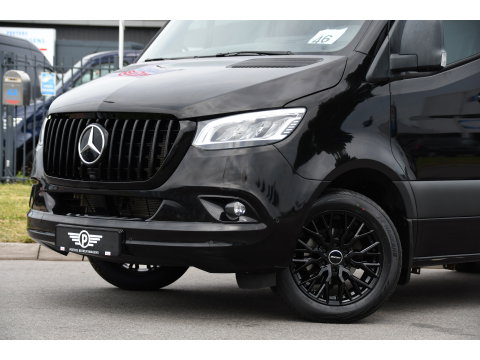 Mercedes-Benz Sprinter 319 V6 3.0 CDI L2H1 Black Edition FULL OTPIONS! Adaptieve Cruise, 360 Camera, Carplay, Leder, LED, 10,5'' Mbux, Trekhaak, 190pk, Automaat, Uniek!