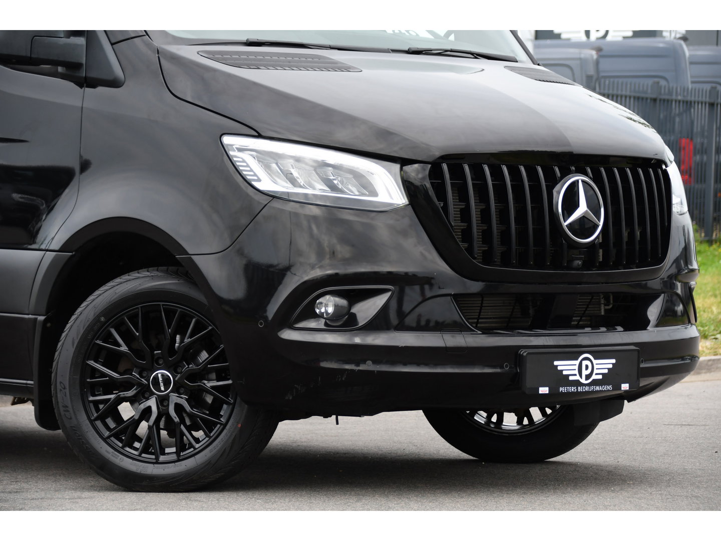Mercedes-Benz Sprinter 319 V6 3.0 CDI L2H1 Black Edition FULL OTPIONS! Adaptieve Cruise, 360 Camera, Carplay, Leder, LED, 10,5'' Mbux, Trekhaak, 190pk, Automaat, Uniek!