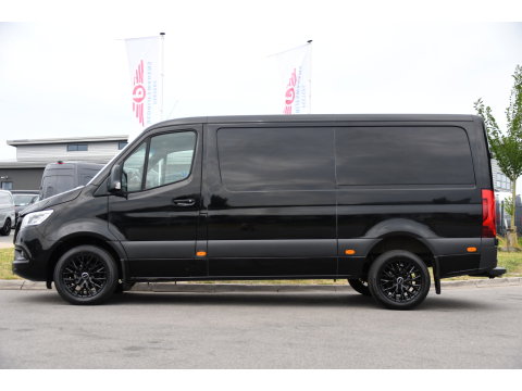 Mercedes-Benz Sprinter 319 V6 3.0 CDI L2H1 Black Edition FULL OTPIONS! Adaptieve Cruise, 360 Camera, Carplay, Leder, LED, 10,5'' Mbux, Trekhaak, 190pk, Automaat, Uniek!