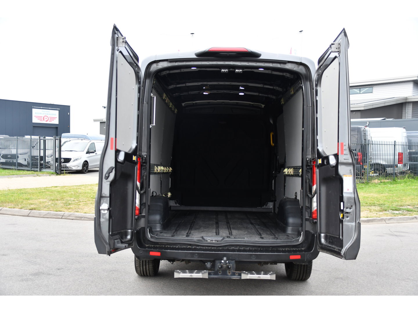 Ford Transit 350 2.0 TDCI L3H2 Limited PB Edition Camera, Cruise, Carplay, Xenon, Automaat, 185pk, Stoelverwarming, Trekhaak, Sensoren, Uniek!