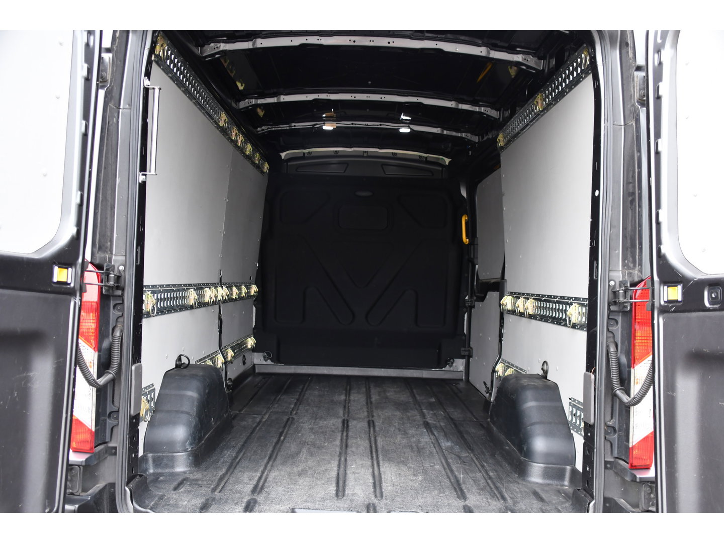 Ford Transit 350 2.0 TDCI L3H2 Limited PB Edition Camera, Cruise, Carplay, Xenon, Automaat, 185pk, Stoelverwarming, Trekhaak, Sensoren, Uniek!