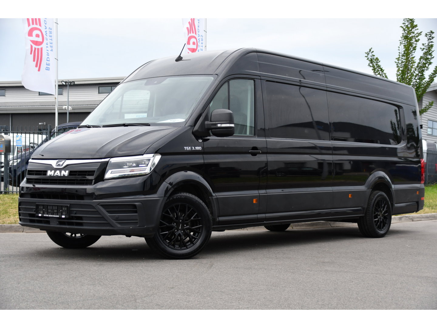 MAN TGE 3.180 35 2.0L5H3 Black Edition Camera, Adaptieve Cruise, Carplay, LED, Multimedia, 177pk, Automaat, Sensoren, Leder, Geveerde stoel, Trekhaak, Uniek!