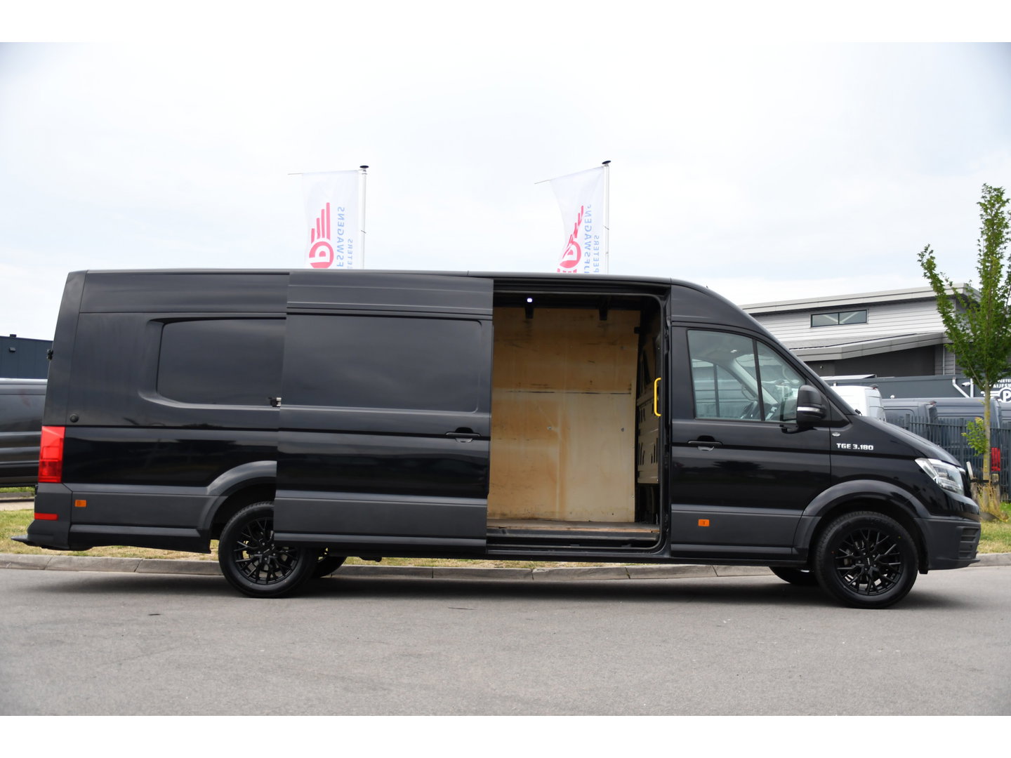 MAN TGE 3.180 35 2.0L5H3 Black Edition Camera, Adaptieve Cruise, Carplay, LED, Multimedia, 177pk, Automaat, Sensoren, Leder, Geveerde stoel, Trekhaak, Uniek!