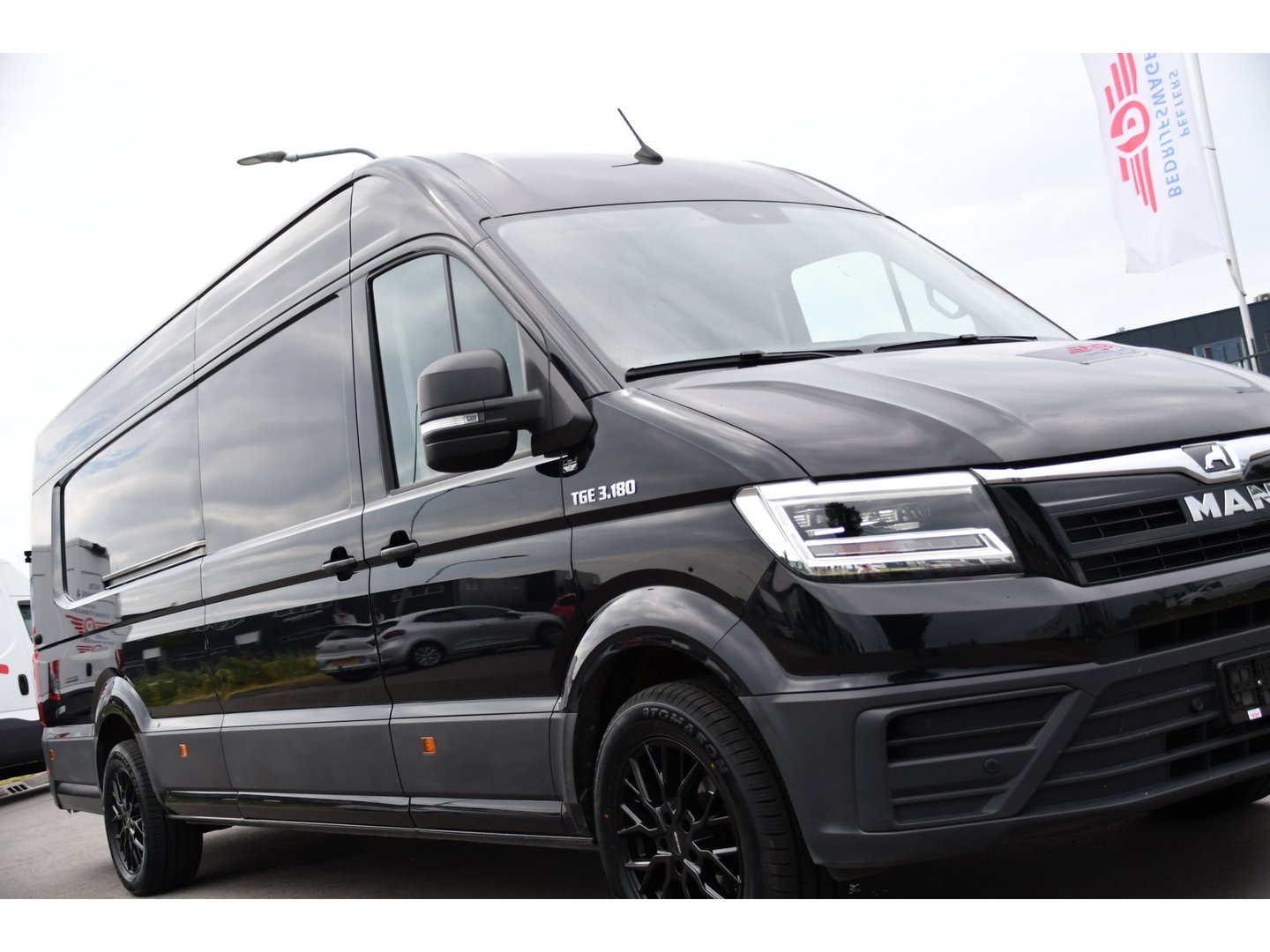 MAN TGE 3.180 35 2.0L5H3 Black Edition Camera, Adaptieve Cruise, Carplay, LED, Multimedia, 177pk, Automaat, Sensoren, Leder, Geveerde stoel, Trekhaak, Uniek!