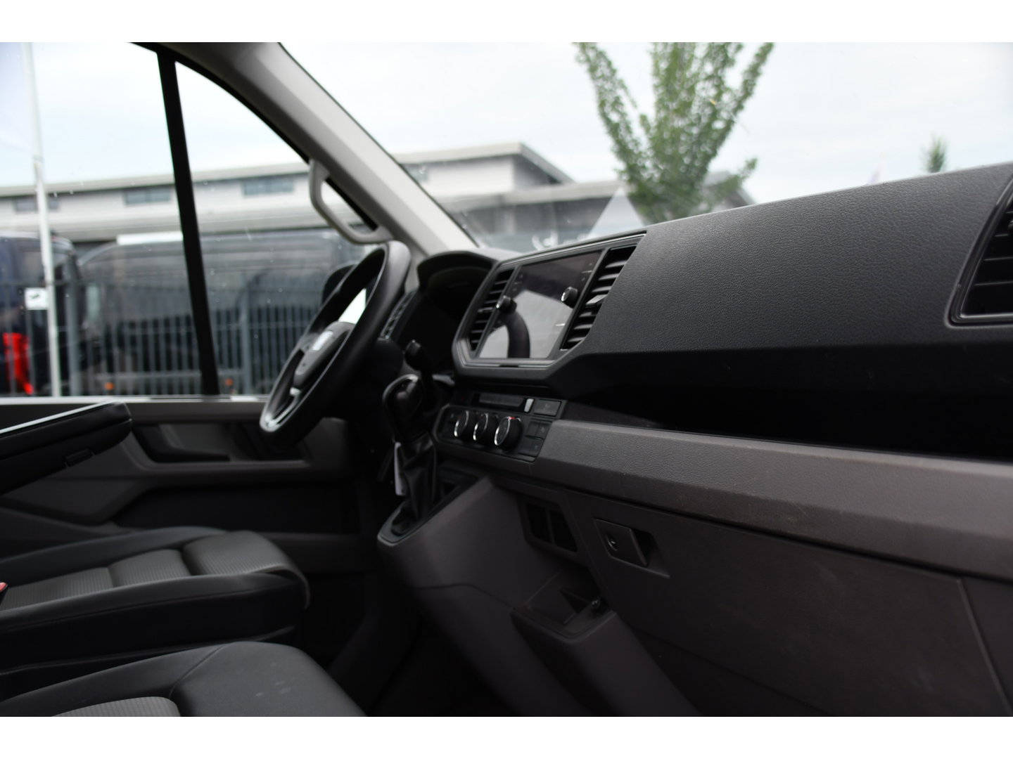 MAN TGE 3.180 35 2.0L5H3 Black Edition Camera, Adaptieve Cruise, Carplay, LED, Multimedia, 177pk, Automaat, Sensoren, Leder, Geveerde stoel, Trekhaak, Uniek!