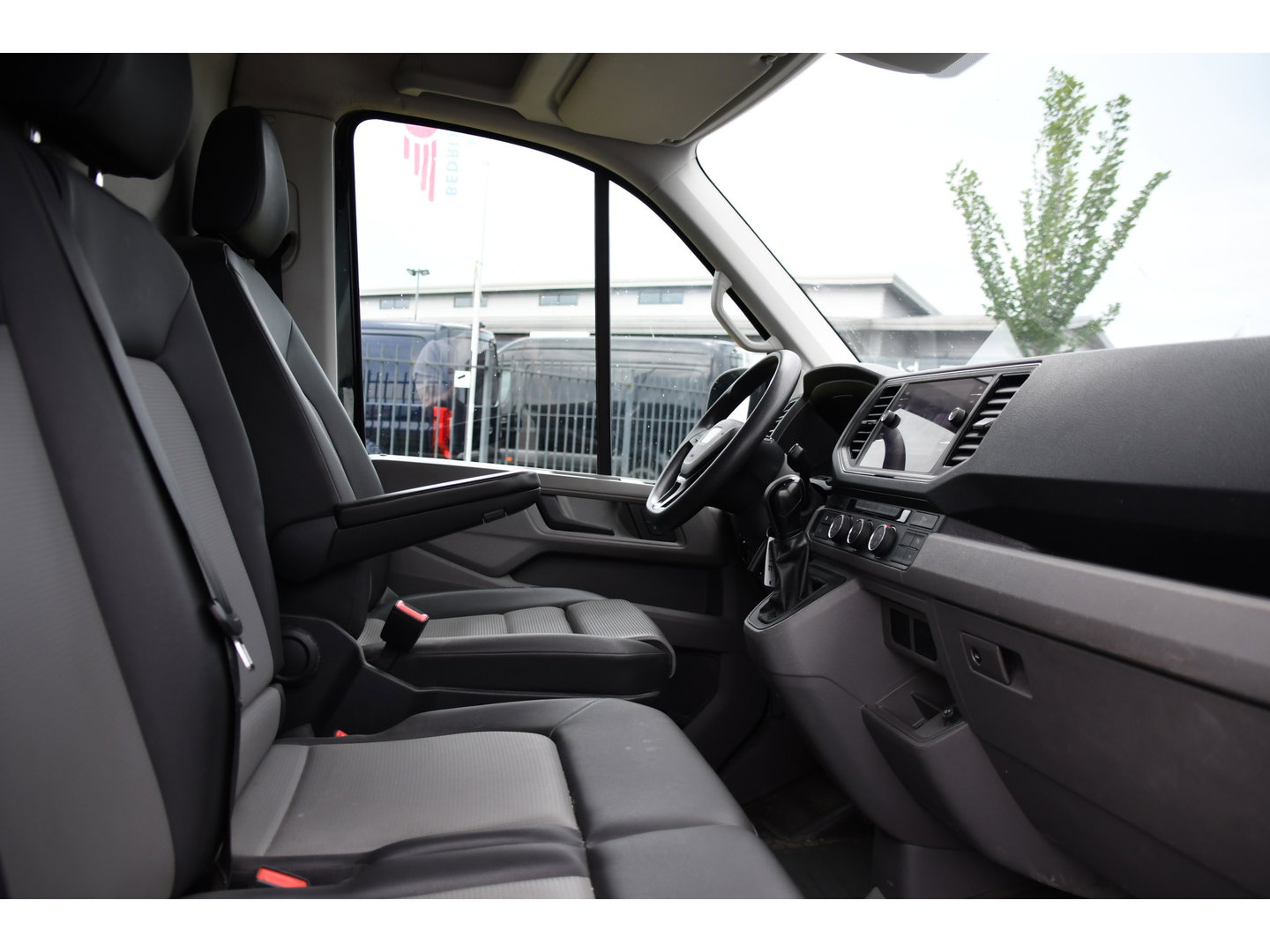 MAN TGE 3.180 35 2.0L5H3 Black Edition Camera, Adaptieve Cruise, Carplay, LED, Multimedia, 177pk, Automaat, Sensoren, Leder, Geveerde stoel, Trekhaak, Uniek!
