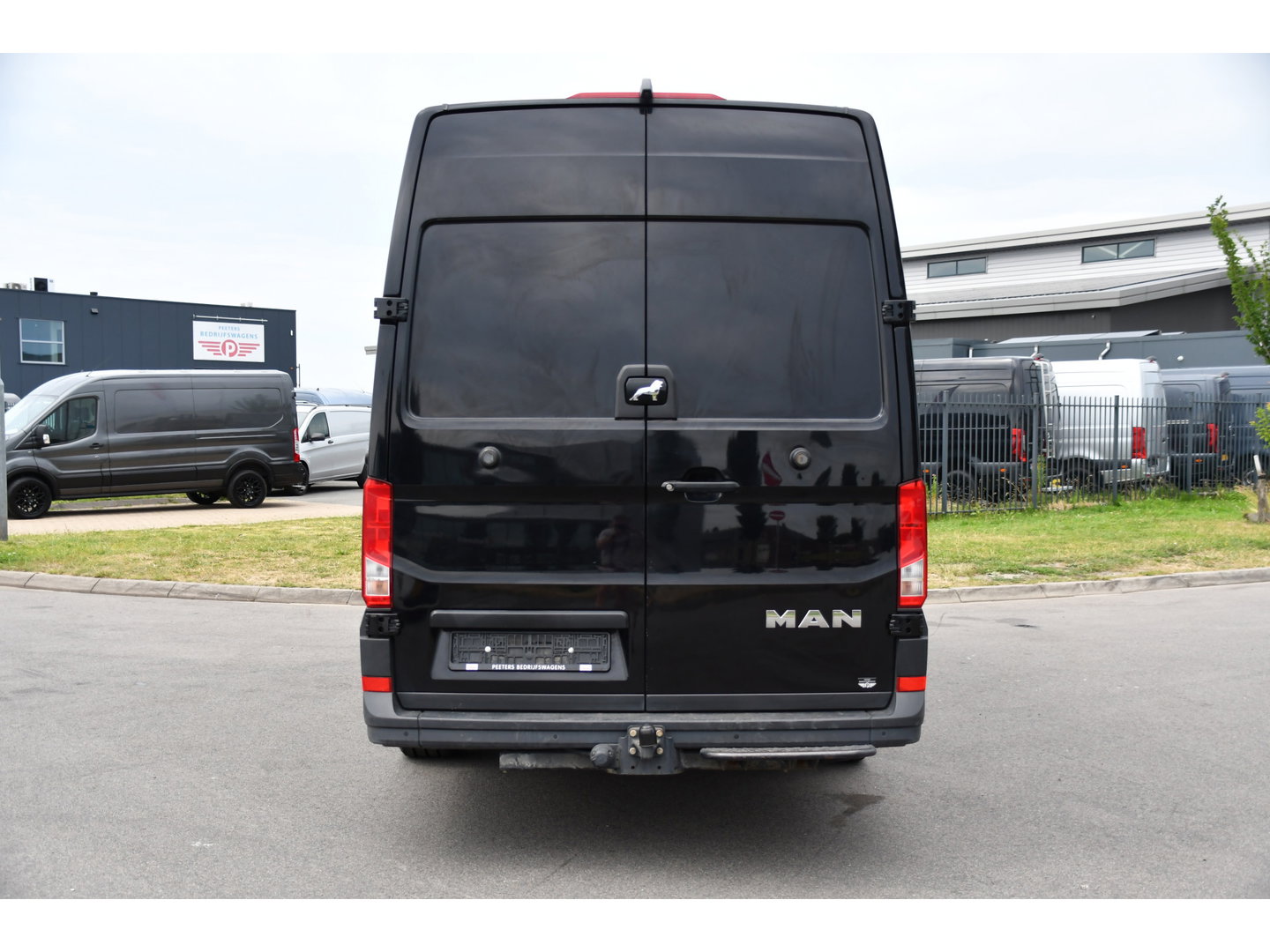 MAN TGE 3.180 35 2.0L5H3 Black Edition Camera, Adaptieve Cruise, Carplay, LED, Multimedia, 177pk, Automaat, Sensoren, Leder, Geveerde stoel, Trekhaak, Uniek!