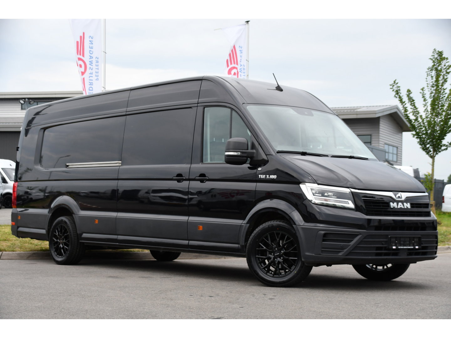 MAN TGE 3.180 35 2.0L5H3 Black Edition Camera, Adaptieve Cruise, Carplay, LED, Multimedia, 177pk, Automaat, Sensoren, Leder, Geveerde stoel, Trekhaak, Uniek!