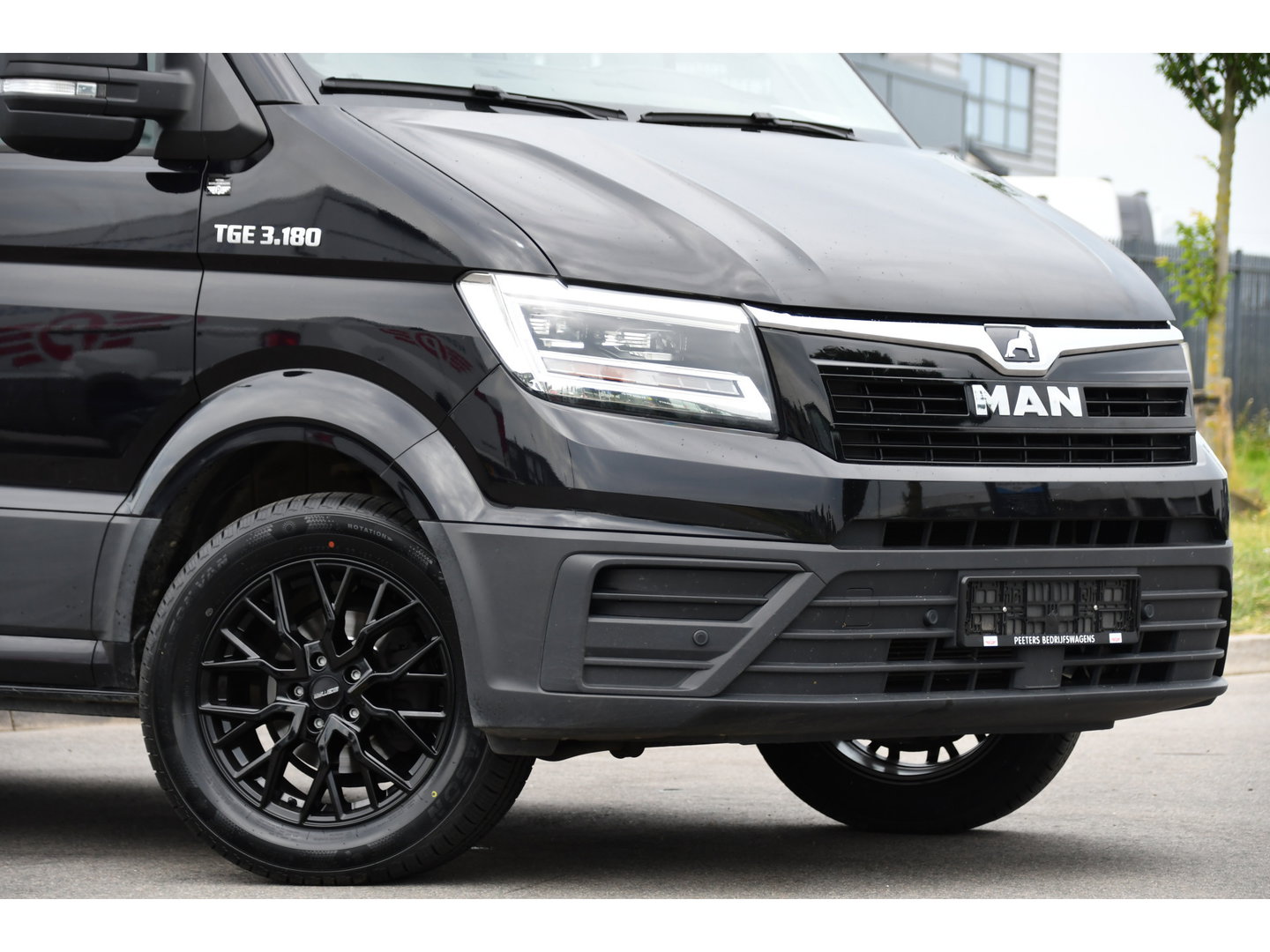 MAN TGE 3.180 35 2.0L5H3 Black Edition Camera, Adaptieve Cruise, Carplay, LED, Multimedia, 177pk, Automaat, Sensoren, Leder, Geveerde stoel, Trekhaak, Uniek!